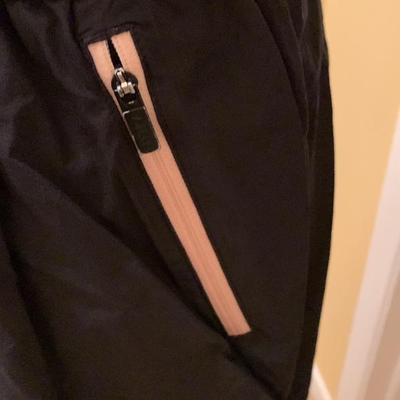 Titika Shorts with contrasting zipper pockets - Picture 4 of 6